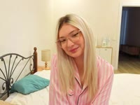 Im a little mysterious, a little playful, and i love a reading Tarot. Maybe i can tell you something about your future...or perhaps you will surprise me first.