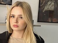 camwhore masturbating with dildo MarnieRhyner