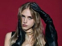 naked girl with webcam masturbating with sextoy EveTottingham