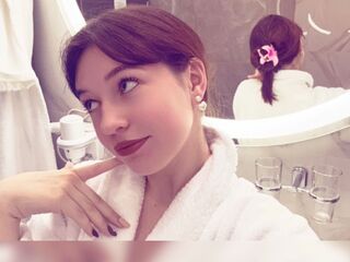 naughty camgirl masturbating with vibrator GudrunManzone