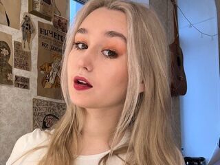 cam girl playing with vibrator IlianaEggenberg