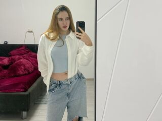 naked girl with webcam masturbating with vibrator KellyLynn