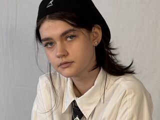 naughty cam girl fingering shaved pussy LeannMolineaux