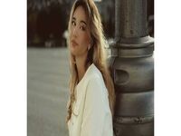 naked camgirl photo MiraStarlet