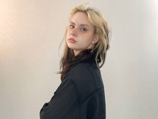 girl fingering shaved pussy NildaFabros